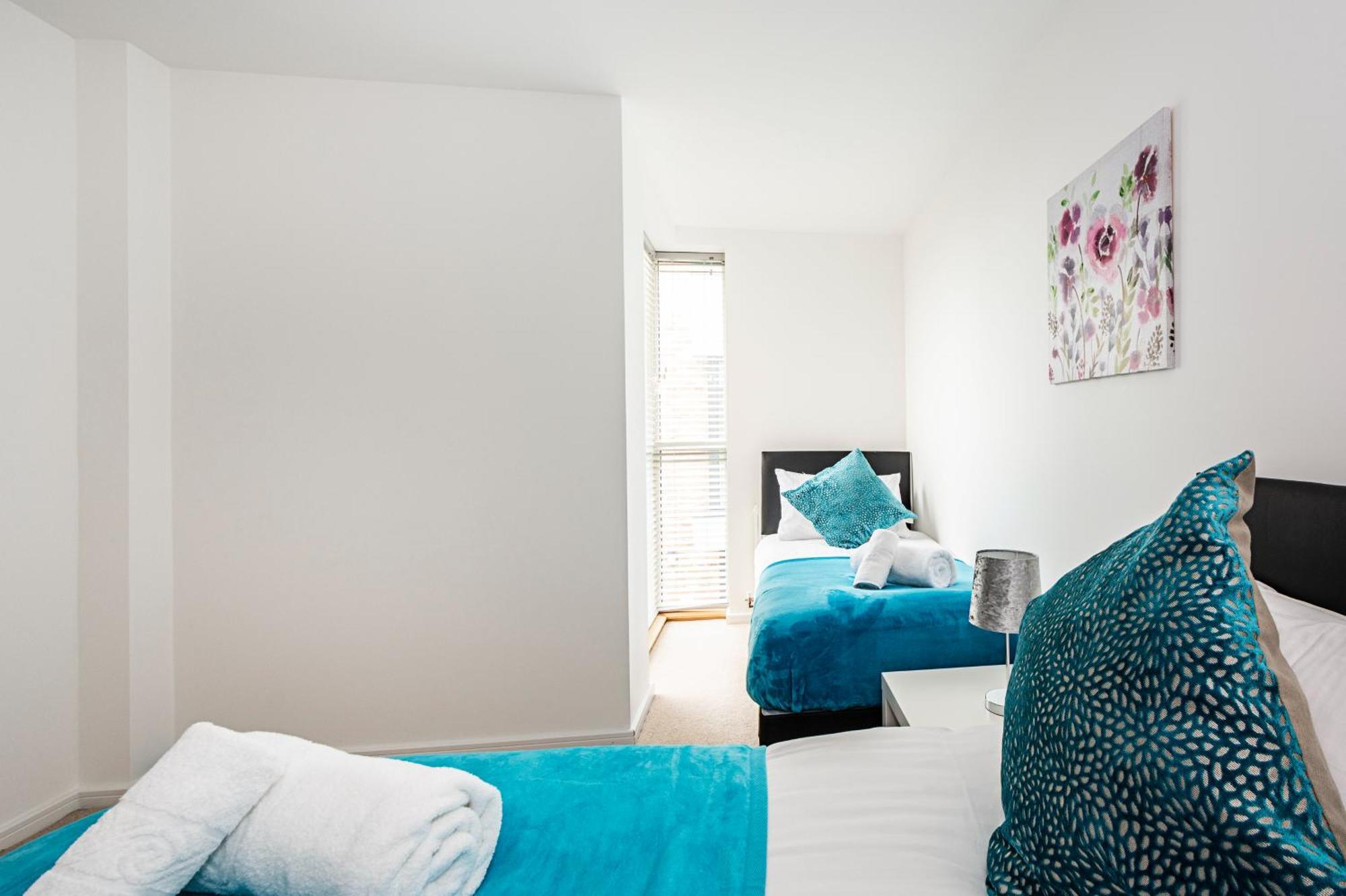 Chiswick Park 3 Bed 3 Bath West London - Parking Londres Exterior foto