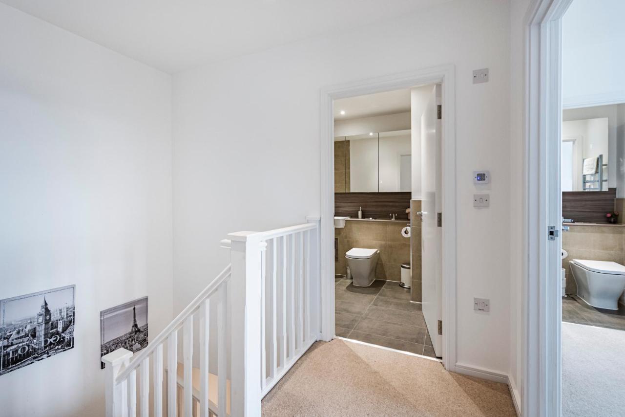 Chiswick Park 3 Bed 3 Bath West London - Parking Londres Exterior foto