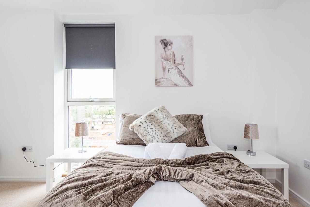 Chiswick Park 3 Bed 3 Bath West London - Parking Londres Exterior foto